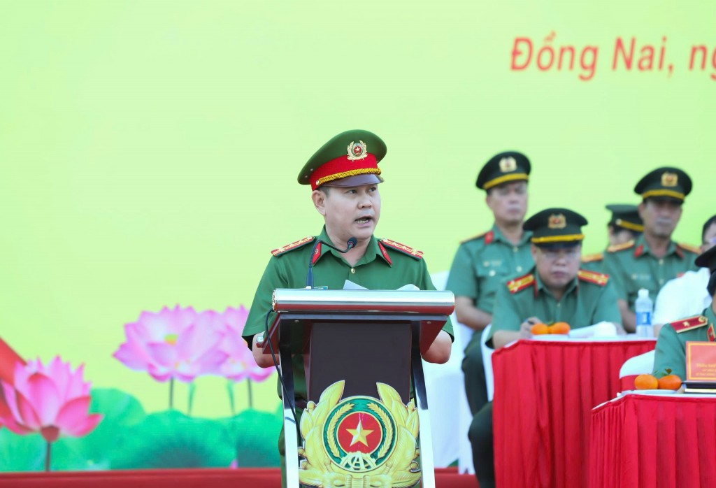 Đại tá Lê Mạnh Hùng - Ủy viên Ban Thường vụ Đảng ủy, Phó Giám đốc, Thủ trưởng Cơ quan CSĐT Công an tỉnh phát biểu tại Lễ ra quân Đại tá Lê Mạnh Hùng - Ủy viên Ban Thường vụ Đảng ủy, Phó Giám đốc, Thủ trưởng Cơ quan CSĐT Công an tỉnh phát biểu tại Lễ ra quân