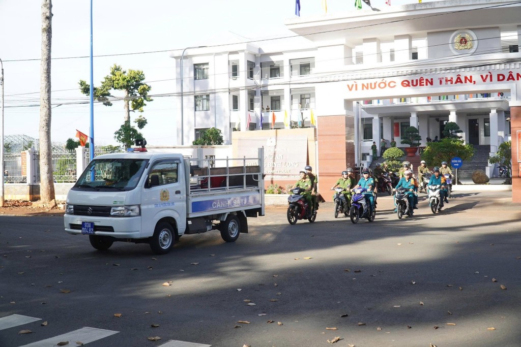 Trong đợt ra quân bảo đảm ANTT vào sáng 12-12, Công an phường Bình Long sẽ tập trung triển khai đồng bộ các biện pháp phòng ngừa, chú trọng công tác nghiệp vụ cơ bản để nắm chắc tình hình từ sớm, từ xa, từ cơ sở; không để bị động, bất ngờ trong mọi tình huống Trong đợt ra quân bảo đảm ANTT vào sáng 12-12, Công an phường Bình Long sẽ tập trung triển khai đồng bộ các biện pháp phòng ngừa, chú trọng công tác nghiệp vụ cơ bản để nắm chắc tình hình từ sớm, từ xa, từ cơ sở; không để bị động, bất ngờ trong mọi tình huống