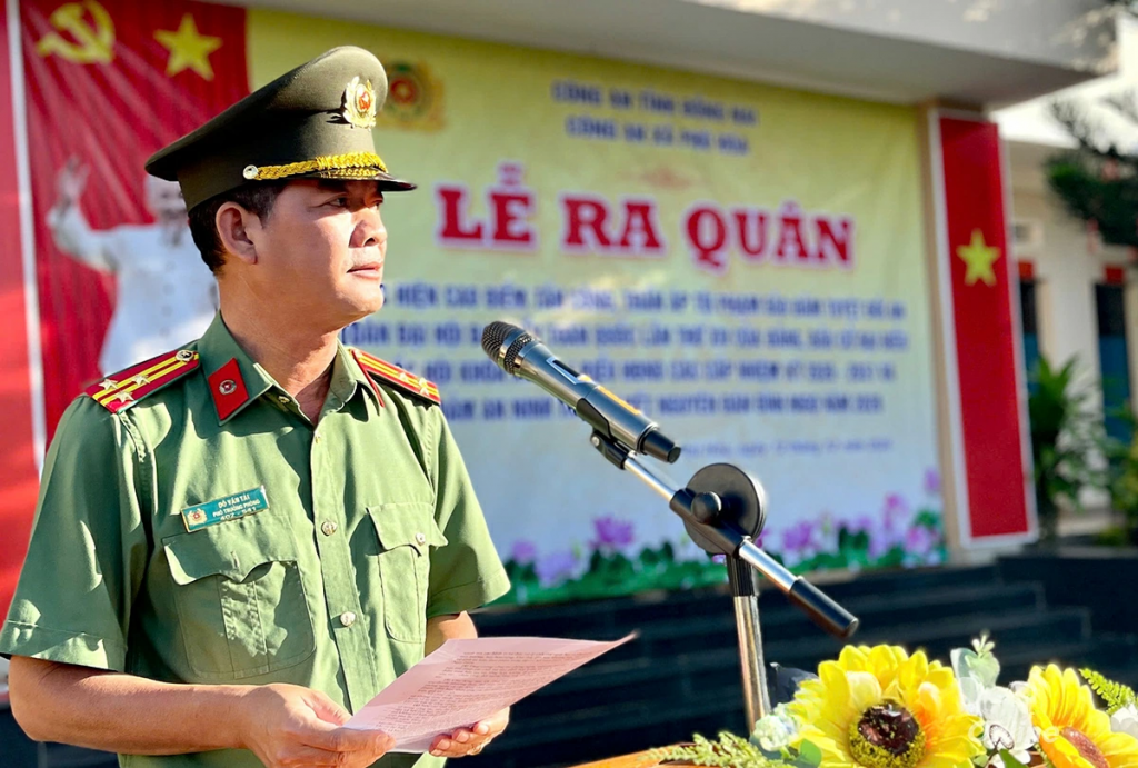 Thượng tá Nguyễn Văn Tài, Trưởng Công an xã Phú Hòa, phát biểu quán triệt nhiệm vụ đợt phát động. Ảnh: Văn Tuấn Thượng tá Nguyễn Văn Tài, Trưởng Công an xã Phú Hòa, phát biểu quán triệt nhiệm vụ đợt phát động. Ảnh: Văn Tuấn
