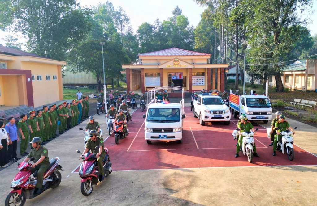 Công an xã đã tổ chức diễu hành và tuyên truyền trên các tuyến đường, vận động Nhân dân chung tay giữ gìn an ninh, trật tự trên địa bàn. Công an xã đã tổ chức diễu hành và tuyên truyền trên các tuyến đường, vận động Nhân dân chung tay giữ gìn an ninh, trật tự trên địa bàn.