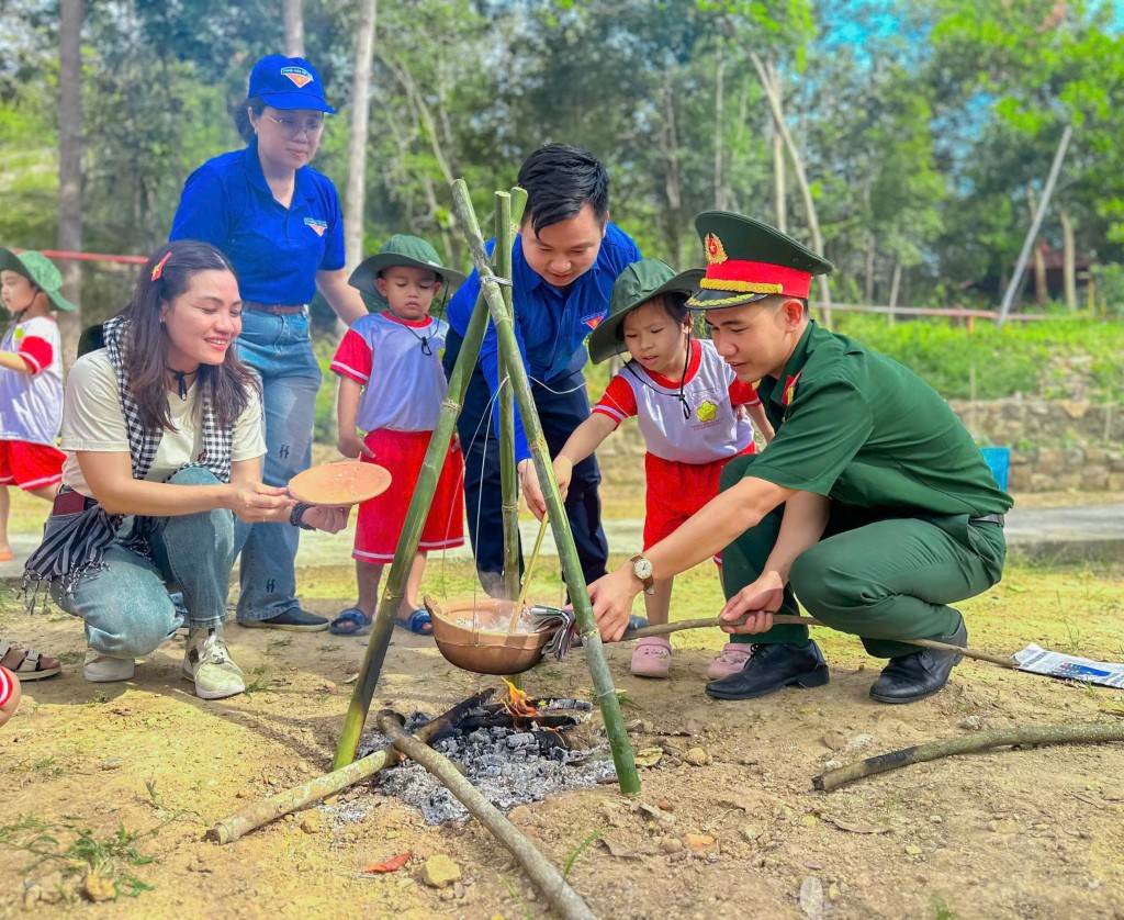 Trải nghiệm bữa ăn mộc mạc của người lính tại doanh trại Núi Cậu Trải nghiệm bữa ăn mộc mạc của người lính tại doanh trại Núi Cậu