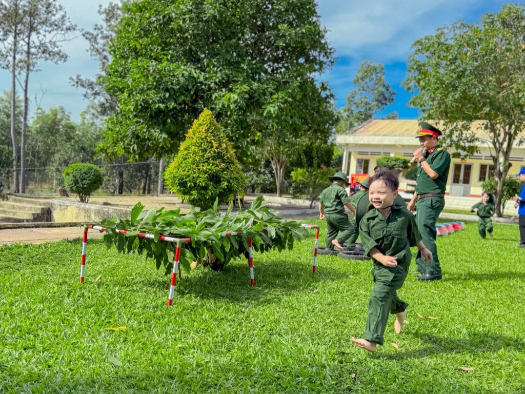 Các “chiến sĩ nhí” rèn luyện thể lực qua trò chơi vận động. Các “chiến sĩ nhí” rèn luyện thể lực qua trò chơi vận động.