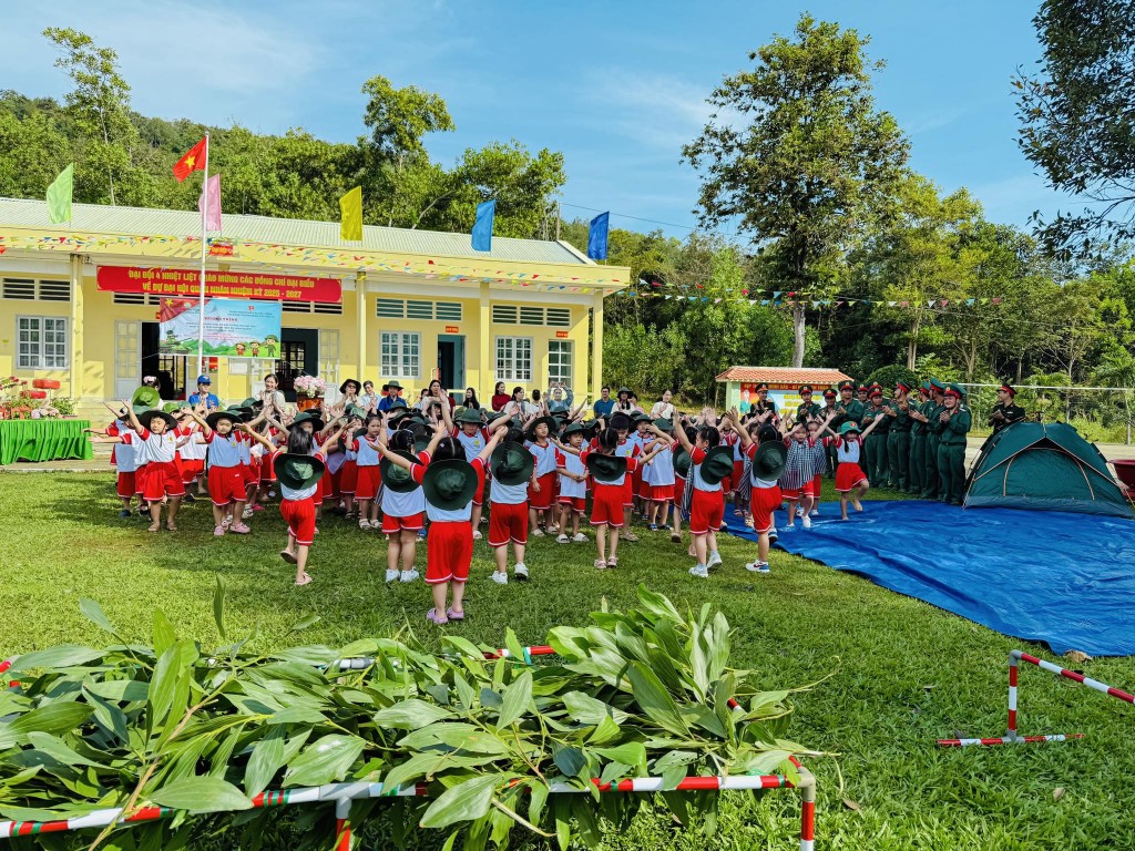 150 học sinh tham gia chương trình 150 học sinh tham gia chương trình