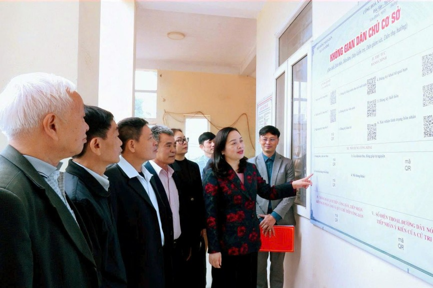 Các vị đại biểu tham quan không gian dân chủ cơ sở Các vị đại biểu tham quan không gian dân chủ cơ sở