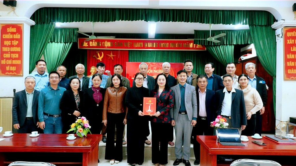 Bí thư Đảng ủy, Chủ tịch HĐND xã trao Quyết định ra mắt điểm Xã Vân Đình ra mắt điểm “Cử tri hỏi – Đại biểu trả lời”