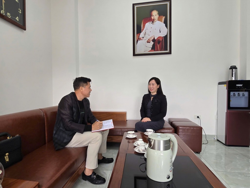 Nhà Báo Tạ Ngọc Quyết, Báo Tuổi trẻ Thủ đô trao đổi thông tin với đồng chí Đinh Thị Nhung, Phó Bí thư TT Đảng uỷ phường Bãi Cháy