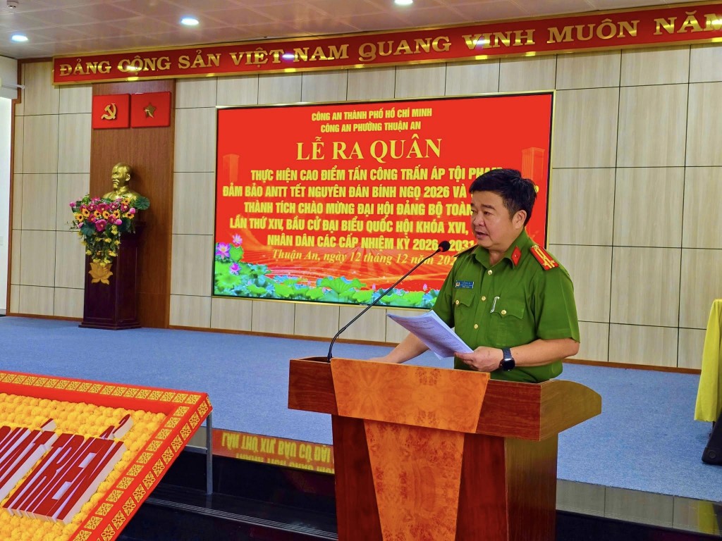 Trưởng Công an phường phát biểu tiếp thu chỉ đạo của UBND phường và phát động ra quân.