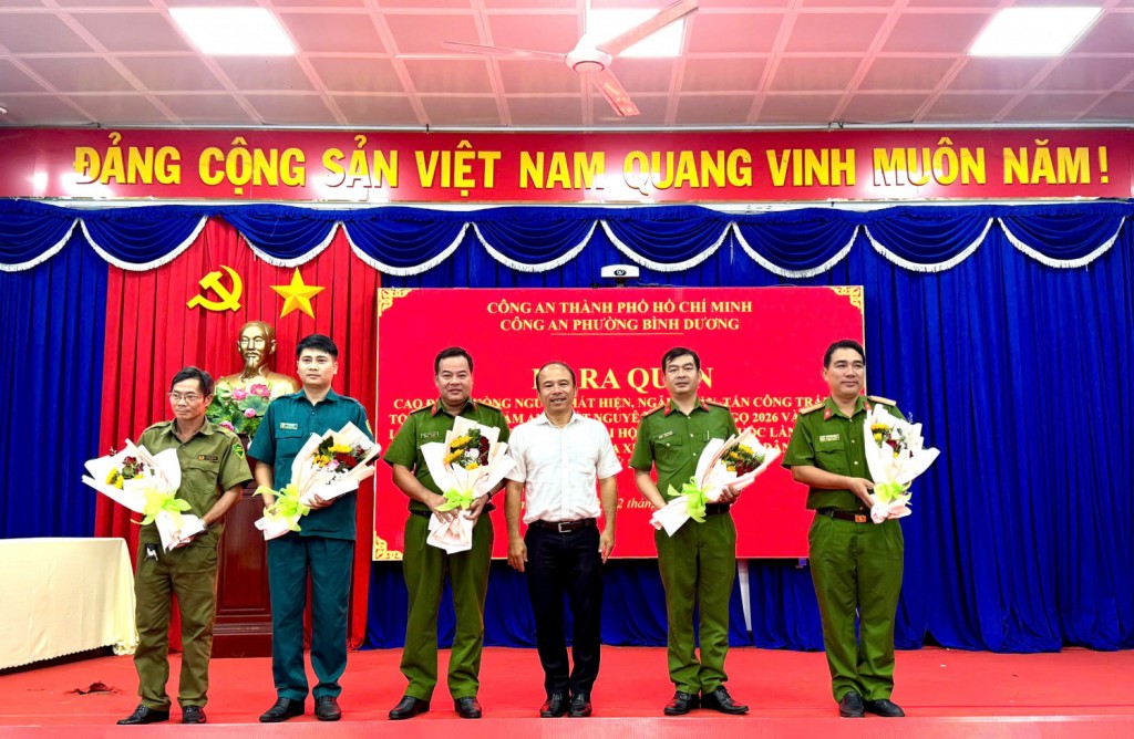 tặng hoa động viên các lực lượng làm nhiệm vụ trong đợt cao điểm, thể hiện sự quan tâm và khích lệ tinh thần đối với cán bộ, chiến sĩ trực tiếp tham gia tuyến đầu giữ gìn an ninh trật tự.