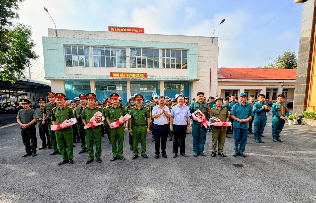 lãnh đạo Đảng ủy, UBND phường đã trao tặng những bó hoa tươi thắm cho cán bộ, chiến sĩ Công an phường, qua đó động viên tinh thần toàn lực lượng Công an phường 