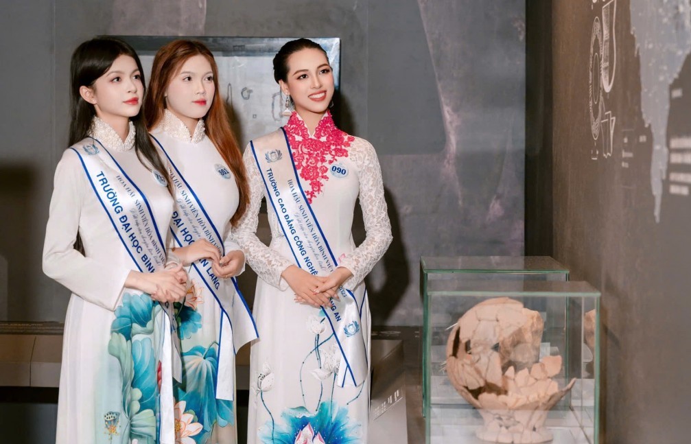 Thí sinh diện áo dài nền nã tham quan Bảo tàng Đà Nẵng