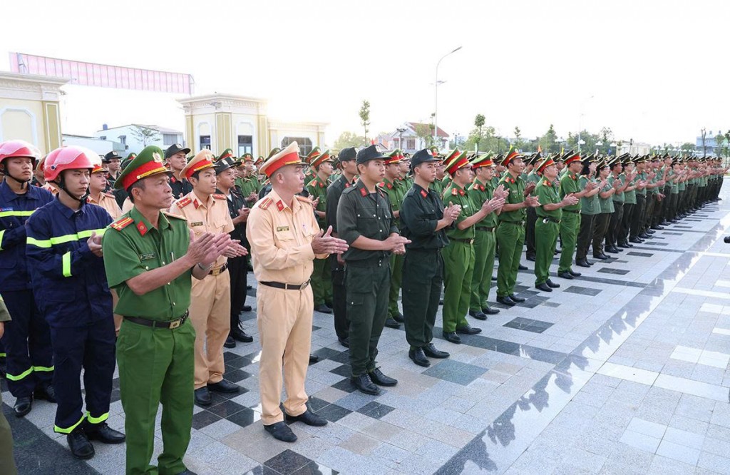 Cán bộ, chiến sĩ tham gia lễ ra quân Cán bộ, chiến sĩ tham gia lễ ra quân