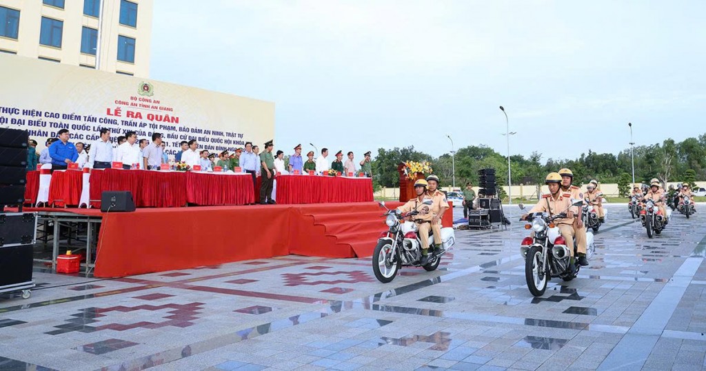 An Giang ra quân cao điểm tấn công trấn áp tội phạm bảo đảm an ninh trật tự An Giang ra quân cao điểm tấn công trấn áp tội phạm bảo đảm an ninh trật tự