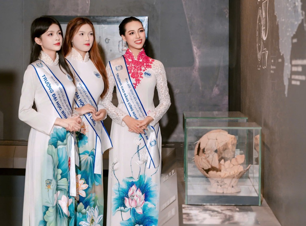 Các thí sinh diện áo dài của nhà thiết kế Nguyễn Tuấn, khoe nét đẹp nền nã Các thí sinh diện áo dài của nhà thiết kế Nguyễn Tuấn, khoe nét đẹp nền nã