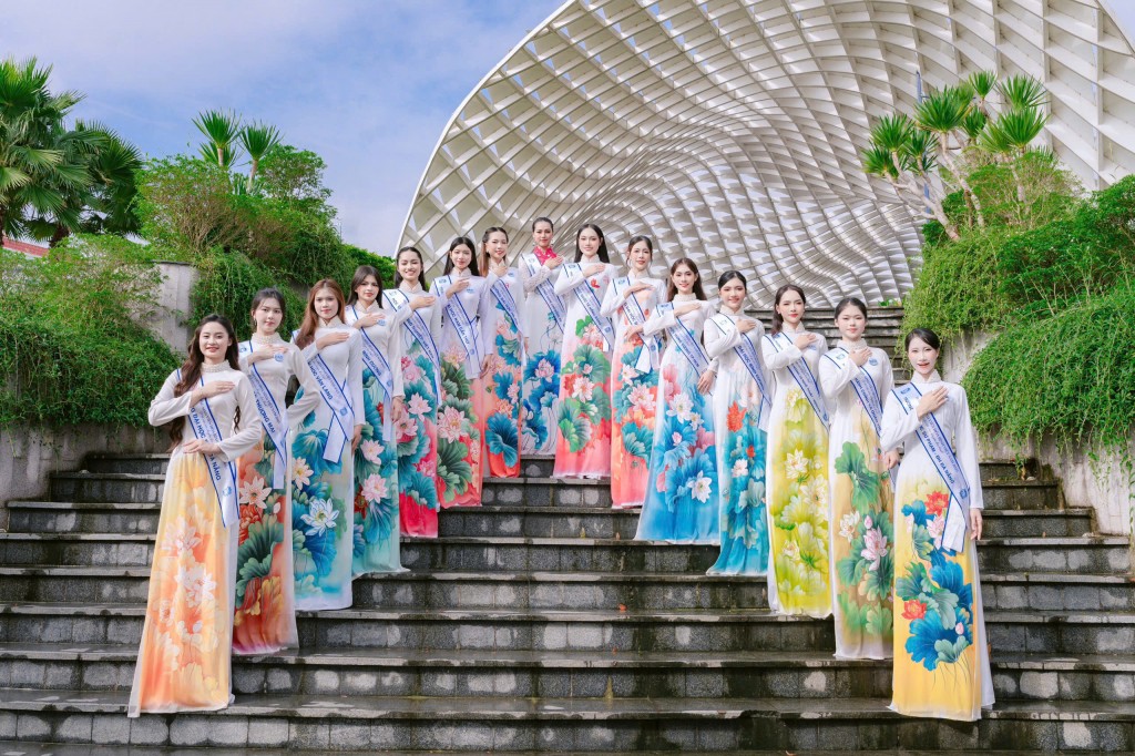 Các thí sinh chụp hình tại công viên APEC – công trình thể hiện tinh thần hội nhập quốc tế, khát vọng vươn lên của TP Đà Nẵng Các thí sinh chụp hình tại công viên APEC – công trình thể hiện tinh thần hội nhập quốc tế, khát vọng vươn lên của TP Đà Nẵng