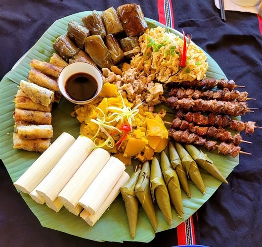 Ẩm thực không chỉ dừng lại ở các món ăn đơn thuần mà còn thể hiện nét văn hóa, phong tục, tập quán của người dân Ẩm thực không chỉ dừng lại ở các món ăn đơn thuần mà còn thể hiện nét văn hóa, phong tục, tập quán của người dân