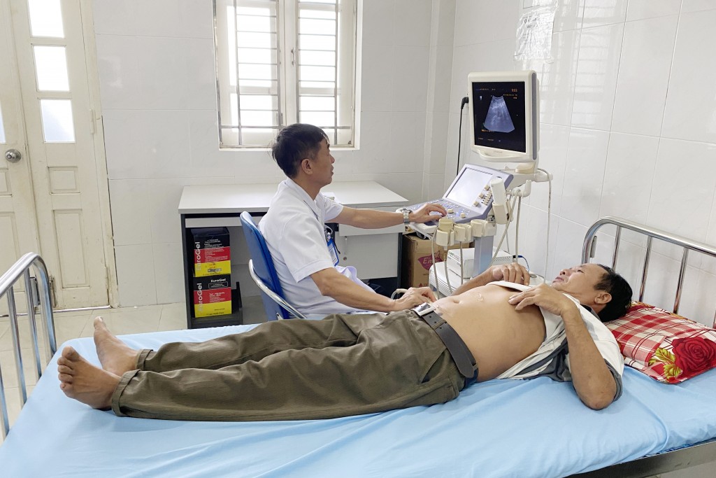 Quân y đơn vị thực hiện siêu âm cho người dân Quân y đơn vị thực hiện siêu âm cho người dân