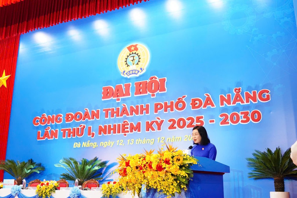 Bà Phan Thị Thúy Linh, Chủ tịch LĐLĐ TP Đà Nẵng, thông qua chương trình, quy chế làm việc của đại hội Bà Phan Thị Thúy Linh, Chủ tịch LĐLĐ TP Đà Nẵng, thông qua chương trình, quy chế làm việc của đại hội