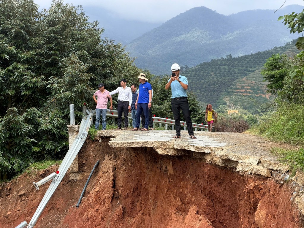 Đoàn công tác Sở Xây dựng TP Hồ Chí Minh khảo sát điểm sạt lở tại thôn Hòn Dung, huyện Khánh Sơn. Đoàn công tác Sở Xây dựng TP Hồ Chí Minh khảo sát điểm sạt lở tại thôn Hòn Dung, huyện Khánh Sơn.