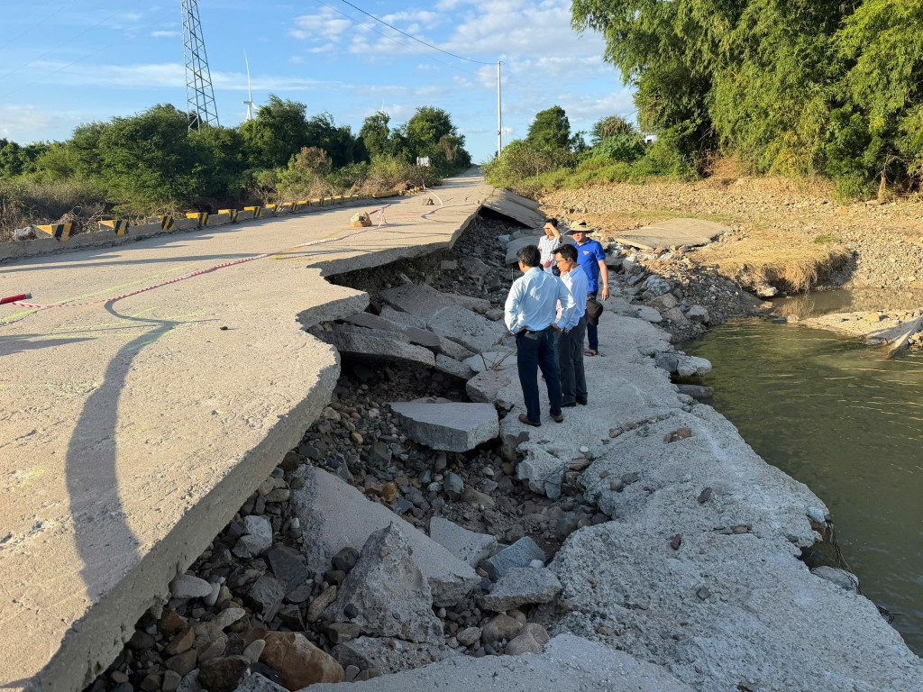 Đoàn công tác đánh giá mức độ hư hỏng tuyến đường nội thôn Phước Lập - Tam Lang - Văn Lâm 3. Đoàn công tác đánh giá mức độ hư hỏng tuyến đường nội thôn Phước Lập - Tam Lang - Văn Lâm 3.