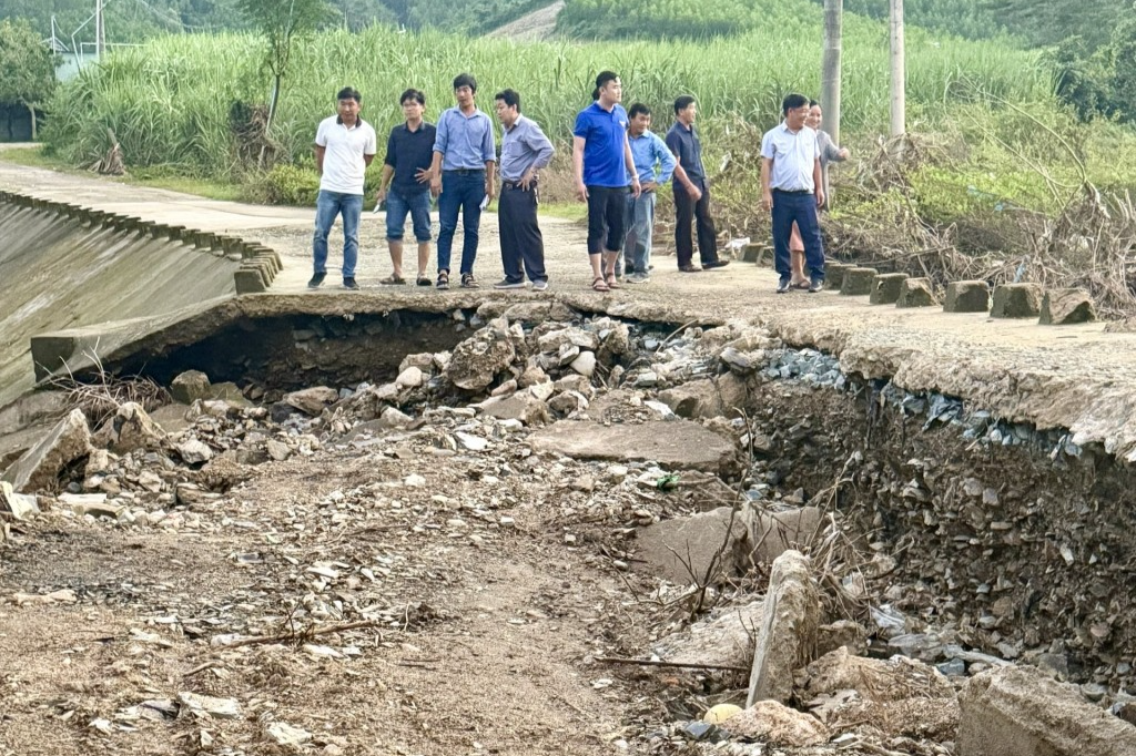 ghi nhận hiện trạng tuyến đường bị cuốn trôi ở xã Tây Khánh Vĩnh. ghi nhận hiện trạng tuyến đường bị cuốn trôi ở xã Tây Khánh Vĩnh.