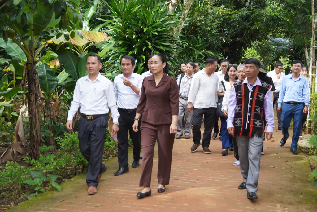Phó Chủ tịch UBND thành phố Đà Nẵng Nguyễn Thị Anh Thi thăm, khảo sát làng du lịch Bhơhôồng, xã Sông Kôn tháng 10 vừa qua (Ảnh: danang.gov) Phó Chủ tịch UBND thành phố Đà Nẵng Nguyễn Thị Anh Thi thăm, khảo sát làng du lịch Bhơhôồng, xã Sông Kôn tháng 10 vừa qua (Ảnh: danang.gov)