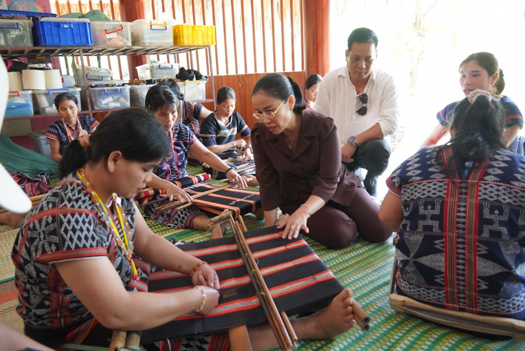 Làng Bhơhôồng trên 50% số hộ làm nghề truyền thống dệt thổ cẩm và đan lát mây tre (Ảnh: danang.gov) Làng Bhơhôồng trên 50% số hộ làm nghề truyền thống dệt thổ cẩm và đan lát mây tre (Ảnh: danang.gov)