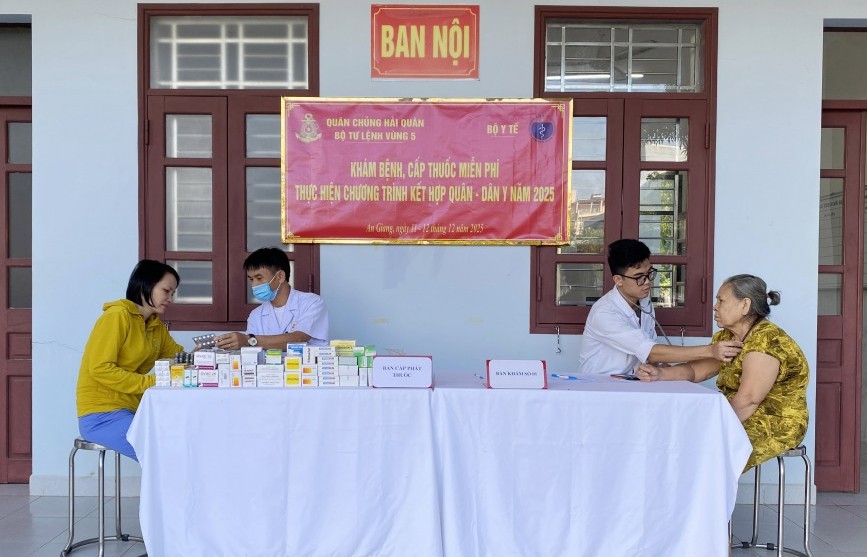 Vùng 5 Hải quân khám bệnh, cấp thuốc miễn phí cho các gia đình chính sách