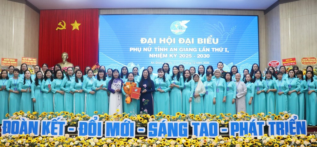 Phó Chủ tịch Hội Liên hiệp Phụ nữ Việt Nam Nguyễn Thị Thu Hiền (thứ 14 hàng đầu, từ trái qua) và Phó Bí thư Tỉnh ủy, Trưởng đoàn đại biểu Quốc hội tỉnh, Chủ tịch Ủy ban MTTQ Việt Nam tỉnh An Giang Trần Thị Thanh Hương (thứ 12 hàng đầu, từ trái qua) trao quyết định và tặng hoa chúc mừng Ban Chấp hành Hội Liên hiệp Phụ nữ tỉnh An Giang nhiệm kỳ 2025 - 2030 (ảnh: AGO)