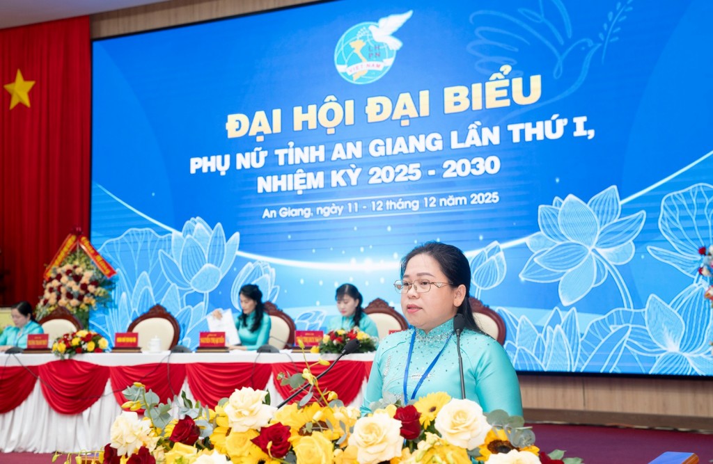 Chủ tịch Hội Liên hiệp Phụ nữ tỉnh An Giang Trương Thanh Thúy phát biểu khai mạc đại hội (ảnh: AGO)