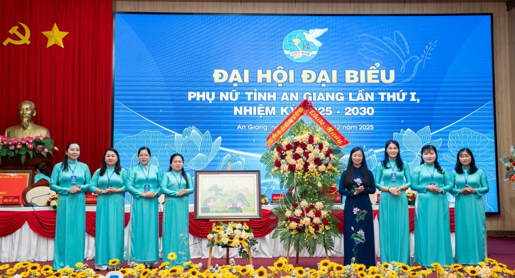 Phó Chủ tịch Hội Liên hiệp Phụ nữ Việt Nam Nguyễn Thị Thu Hiền tặng quà chức mừng đại hội (ảnh: AGO)