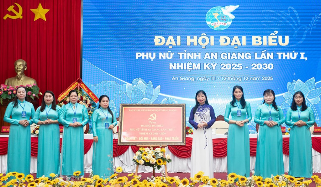 Phó Bí thư Tỉnh ủy, Trưởng đoàn đại biểu Quốc hội tỉnh, Chủ tịch Ủy ban MTTQ Việt Nam tỉnh An Giang Trần Thị Thanh Hương tặng bức trướng chúc mừng đại hội (ảnh: AGO)