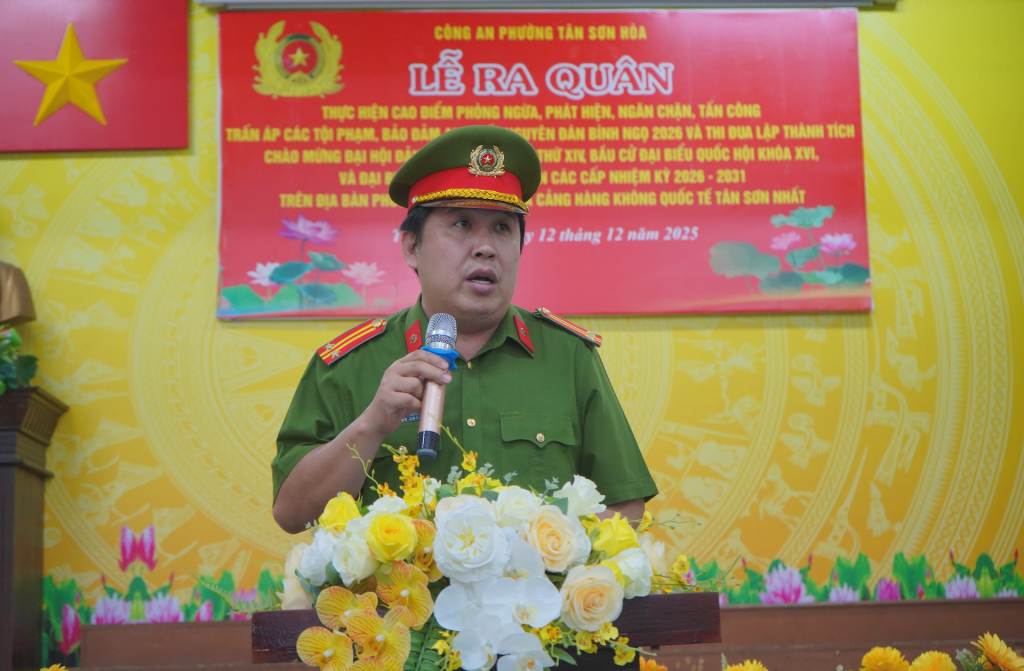 Trung tá Trần Trung Hiếu, Trưởng Công an phường Tân Sơn Hoà phát biểu tại lễ xuất quân Trung tá Trần Trung Hiếu, Trưởng Công an phường Tân Sơn Hoà phát biểu tại lễ xuất quân