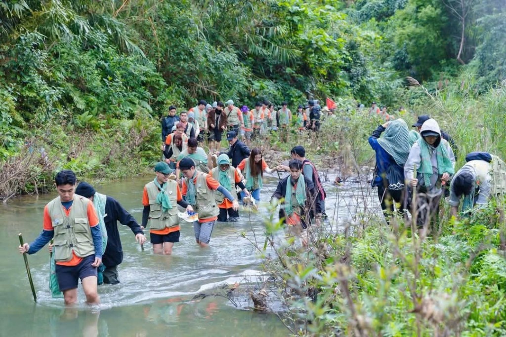 Du khách lưu trú tại nhà dân, cùng tham quan, trải nghiệm những nếp sinh hoạt đời thường, cùng học tiếng Cơ Tu, đốt lửa trại Du khách lưu trú tại nhà dân, cùng tham quan, trải nghiệm những nếp sinh hoạt đời thường, cùng học tiếng Cơ Tu, đốt lửa trại