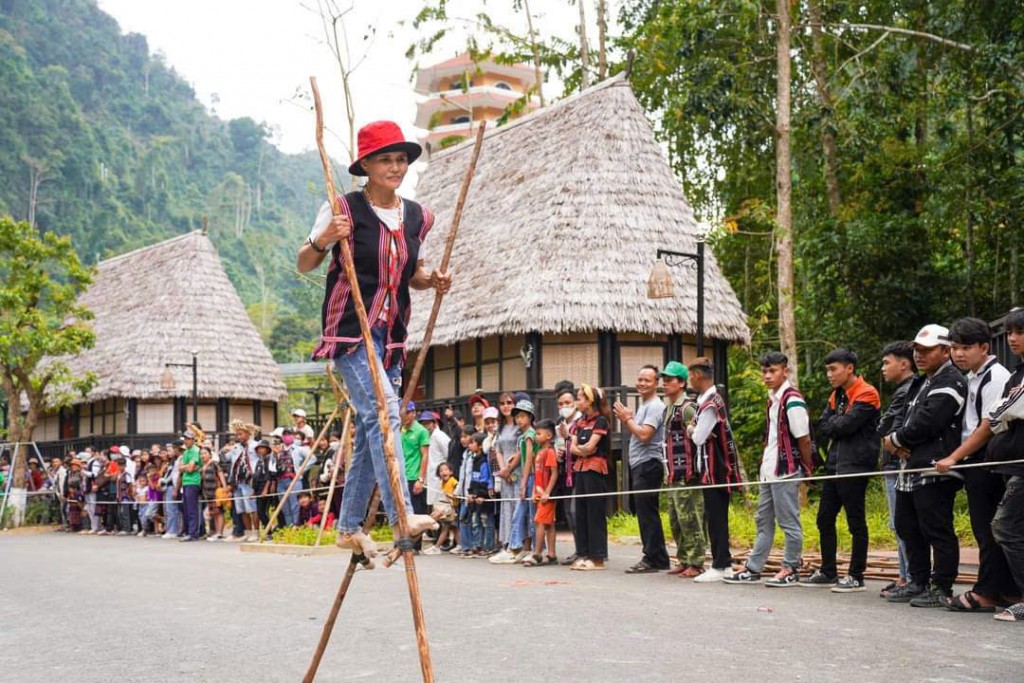 Phát triển du lịch cộng đồng và sinh thái không chỉ góp phần bảo tồn văn hóa truyền thống Cơ Tu, mà còn tạo sinh kế (Ảnh: Đ.Minh) Phát triển du lịch cộng đồng và sinh thái không chỉ góp phần bảo tồn văn hóa truyền thống Cơ Tu, mà còn tạo sinh kế (Ảnh: Đ.Minh)