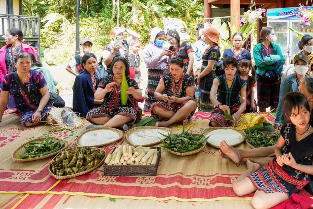 Tại làng du lịch cộng đồng Bhơhôồng, du khách sẽ được thưởng thức và tìm hiểu quy trình chế biến các loại rượu đặc trưng và các món ẩm thực đặc sắc Tại làng du lịch cộng đồng Bhơhôồng, du khách sẽ được thưởng thức và tìm hiểu quy trình chế biến các loại rượu đặc trưng và các món ẩm thực đặc sắc