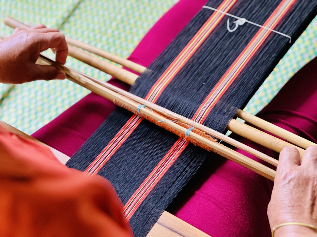 Nghề dệt thổ cẩm là một trong những thành tố của không gian văn hóa đặc sắc người Cơ Tu (Ảnh: Đ.Minh) Nghề dệt thổ cẩm là một trong những thành tố của không gian văn hóa đặc sắc người Cơ Tu (Ảnh: Đ.Minh)