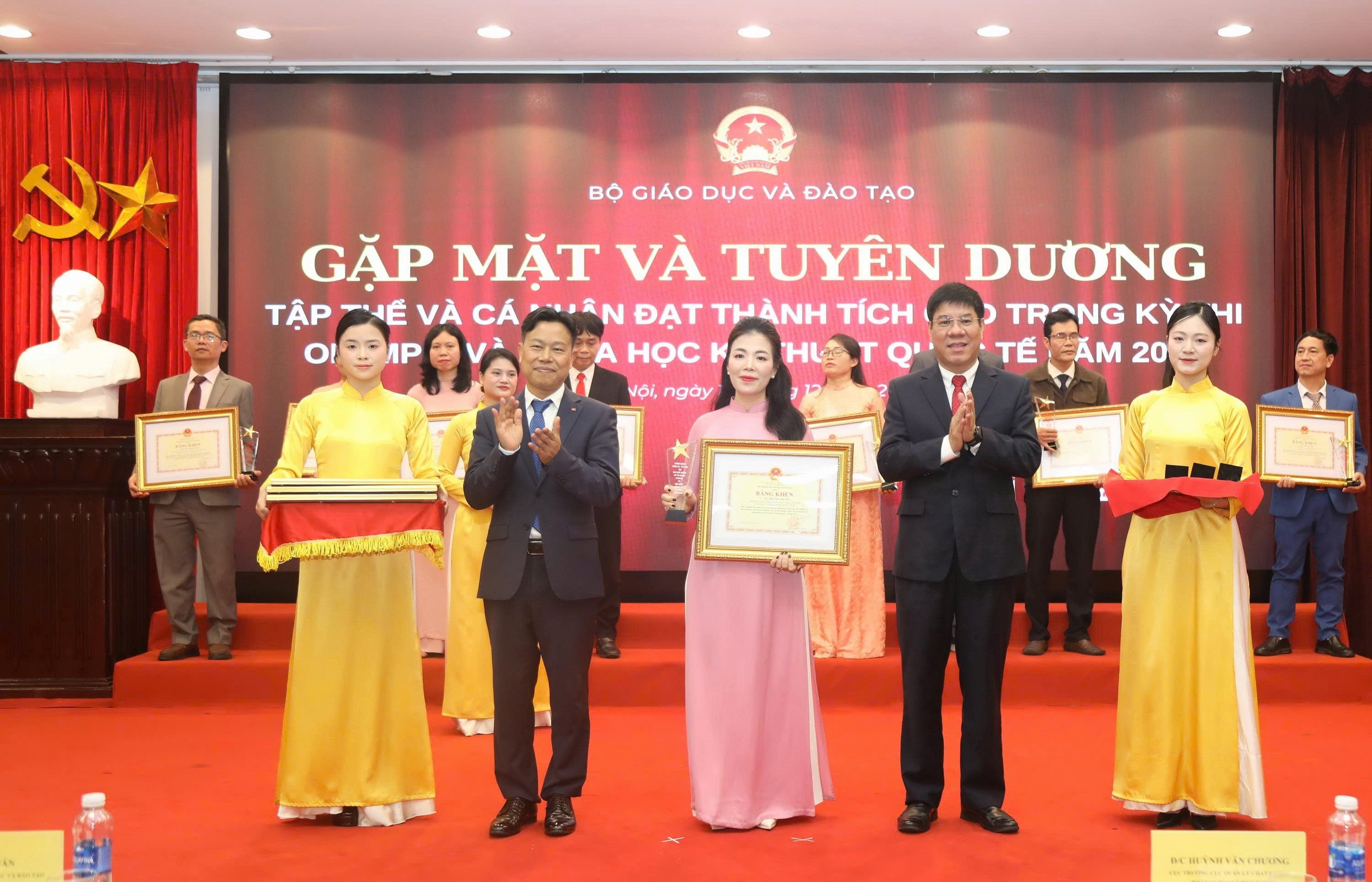 Gặp mặt, tuyên dương học sinh đoạt giải Olympic và khoa học kỹ thuật quốc tế