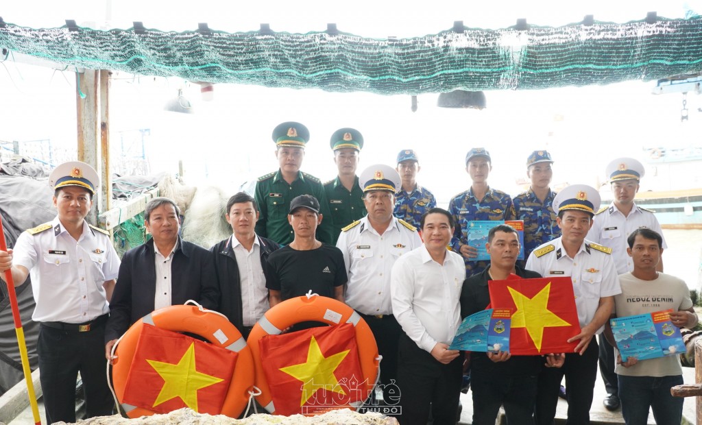 Đắk Lắk: “Điểm tựa” cho ngư dân vươn khơi, bám biển Đắk Lắk: “Điểm tựa” cho ngư dân vươn khơi, bám biển