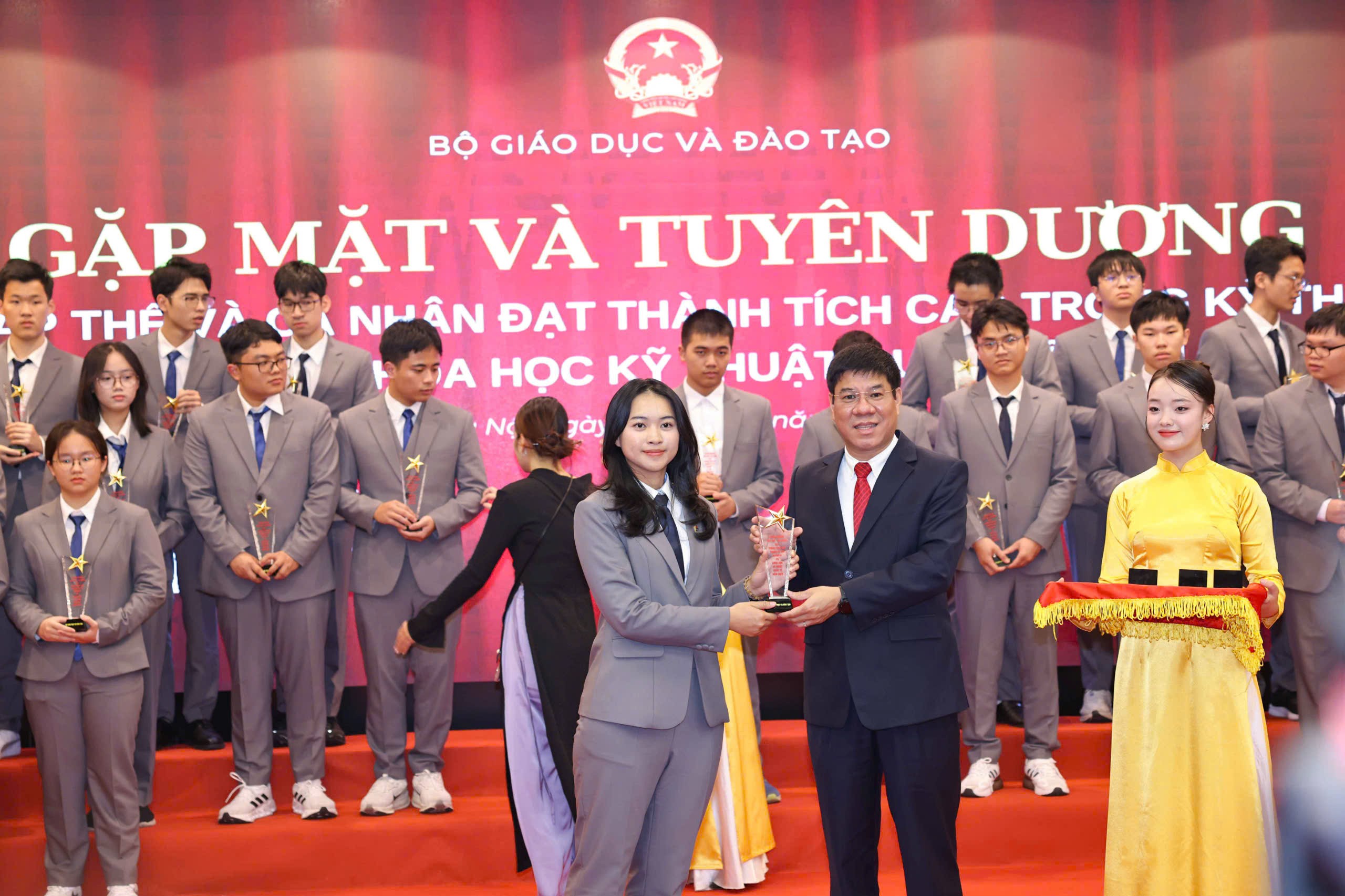 Gặp mặt, tuyên dương học sinh đoạt giải Olympic và khoa học kỹ thuật quốc tế