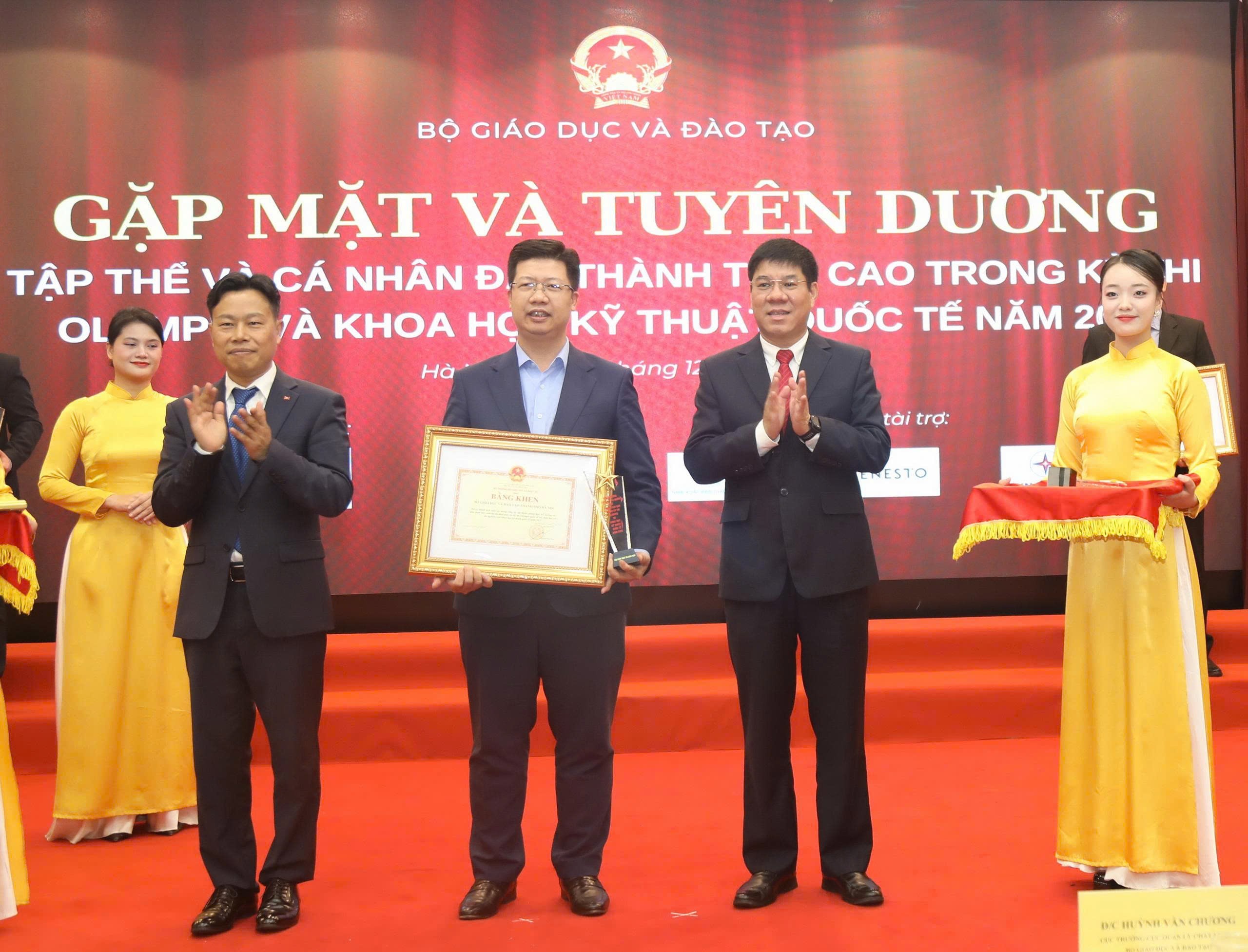 Gặp mặt, tuyên dương học sinh đoạt giải Olympic và khoa học kỹ thuật quốc tế