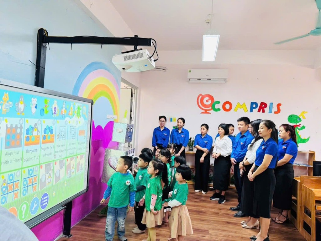 Trẻ trải nghiệm phần mềm học tập tại phòng tin học, bước đầu hình thành kỹ năng sử dụng thiết bị số.