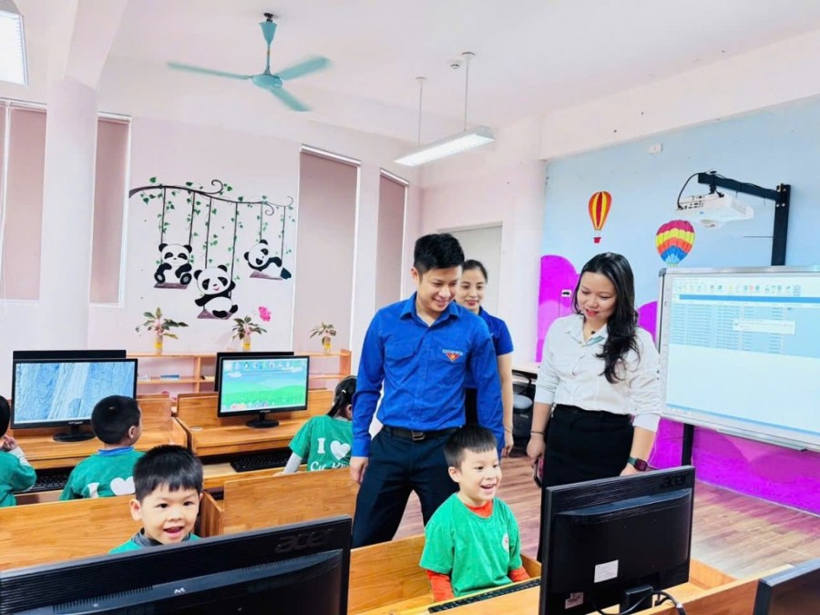 Đoàn Thanh niên phường và nhà trường đồng hành cùng trẻ trong hoạt động làm quen kỹ năng số trên máy tính.