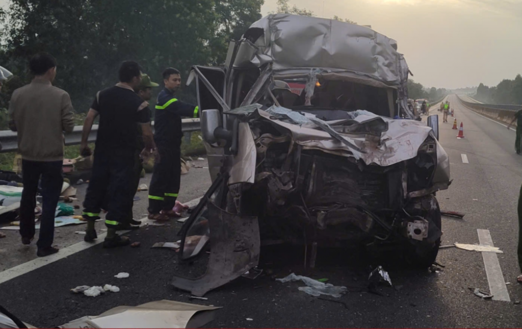 Hiện trường vụ tai nạn thảm khốc trên cao tốc Hiện trường vụ tai nạn thảm khốc trên cao tốc