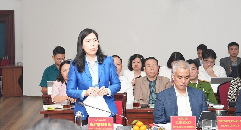 Bà Trần Thị Phương Hoa, Bí thư Đảng uỷ, Chủ tịch HĐND phường Cầu Giấy phát biểu tại buổi giám sát Bà Trần Thị Phương Hoa, Bí thư Đảng uỷ, Chủ tịch HĐND phường Cầu Giấy phát biểu tại buổi giám sát