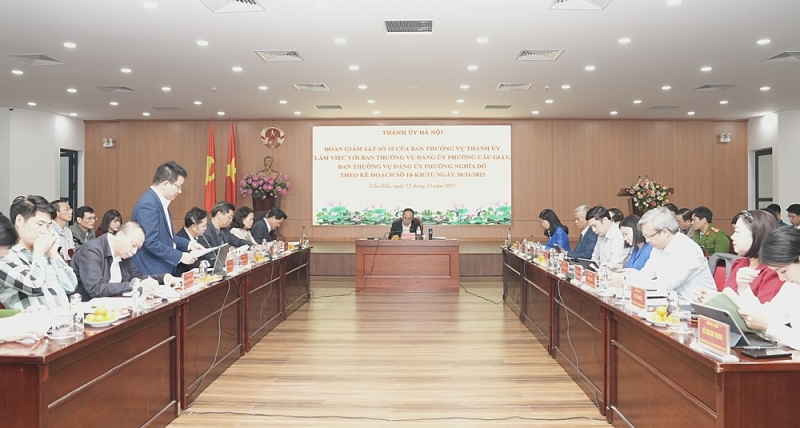 Thành viên đoàn giám sát nêu ý kiến Thành viên đoàn giám sát nêu ý kiến