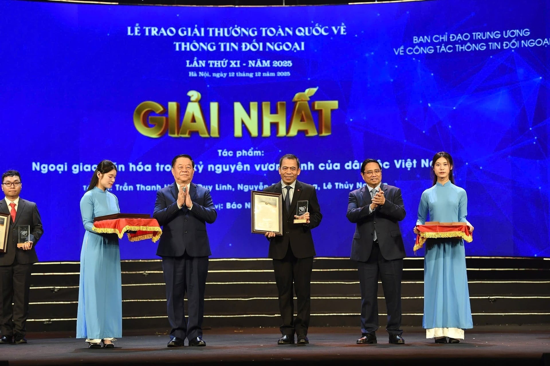 Thủ tướng Phạm Minh Chính và Trưởng Ban chỉ đạo Công tác thông tin đối ngoại, Chủ nhiệm Tổng cục Chính trị Quân đội nhân dân Việt Nam Nguyễn Trọng Nghĩa trao giải Nhất cho các tác giả Thủ tướng Phạm Minh Chính và Trưởng Ban chỉ đạo Công tác thông tin đối ngoại, Chủ nhiệm Tổng cục Chính trị Quân đội nhân dân Việt Nam Nguyễn Trọng Nghĩa trao giải Nhất cho các tác giả