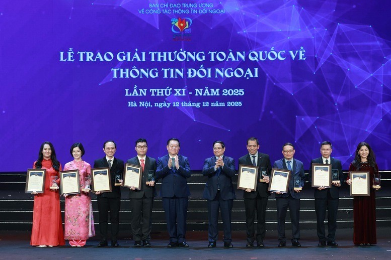 Thủ tướng Phạm Minh Chính và Trưởng Ban chỉ đạo Công tác thông tin đối ngoại, Chủ nhiệm Tổng cục Chính trị Quân đội nhân dân Việt Nam Nguyễn Trọng Nghĩa cùng các tác giả đạt giải Nhất - Ảnh: VGP/Nhật Bắc Thủ tướng Phạm Minh Chính và Trưởng Ban chỉ đạo Công tác thông tin đối ngoại, Chủ nhiệm Tổng cục Chính trị Quân đội nhân dân Việt Nam Nguyễn Trọng Nghĩa cùng các tác giả đạt giải Nhất - Ảnh: VGP/Nhật Bắc