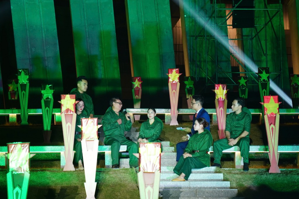 Cuộc giao lưu với các nhân chứng lịch sử – những người lính năm xưa trở về từ mưa bom, lửa đạn – mang đến những câu chuyện chân thực, lắng đọng, tiếp thêm niềm tin và lý tưởng cho thế hệ trẻ. Cuộc giao lưu với các nhân chứng lịch sử – những người lính năm xưa trở về từ mưa bom, lửa đạn – mang đến những câu chuyện chân thực, lắng đọng, tiếp thêm niềm tin và lý tưởng cho thế hệ trẻ.