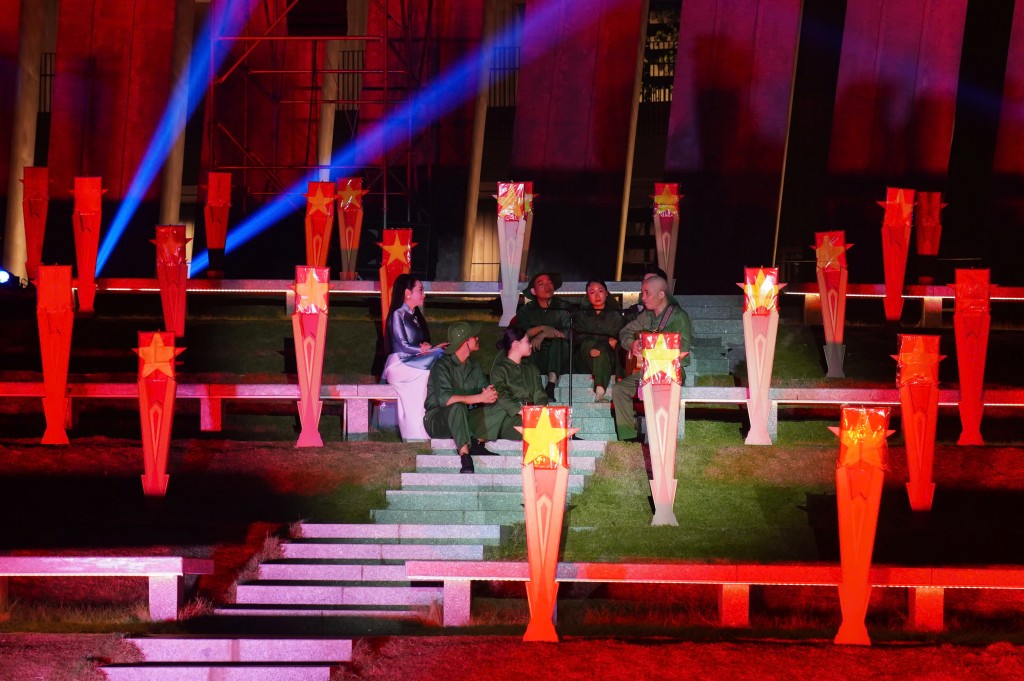 Thân nhân các Anh hùng liệt sĩ xúc động đón nhận những kỷ vật tri ân trong không gian linh thiêng của chương trình “Hành trình bất tử – từ Ký ức đến Khát vọng”. Thân nhân các Anh hùng liệt sĩ xúc động đón nhận những kỷ vật tri ân trong không gian linh thiêng của chương trình “Hành trình bất tử – từ Ký ức đến Khát vọng”.