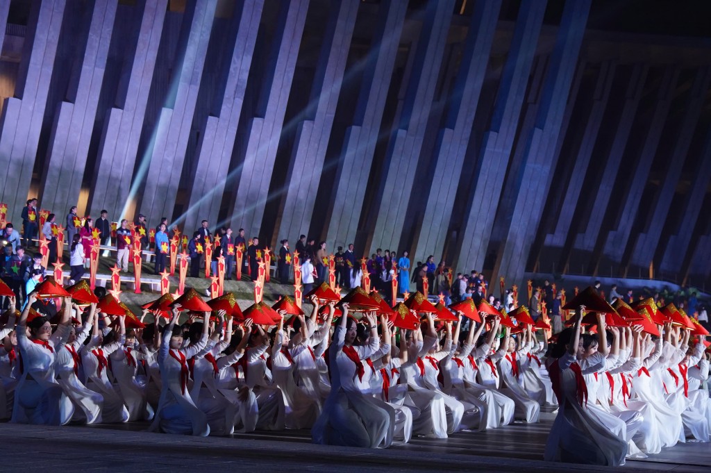 Tiết mục nghệ thuật mở màn tái hiện hình ảnh Tổ quốc và các thế hệ thanh niên Việt Nam qua dòng chảy lịch sử, mở ra không gian thiêng liêng cho chương trình “Hành trình bất tử – từ Ký ức đến Khát vọng”. Tiết mục nghệ thuật mở màn tái hiện hình ảnh Tổ quốc và các thế hệ thanh niên Việt Nam qua dòng chảy lịch sử, mở ra không gian thiêng liêng cho chương trình “Hành trình bất tử – từ Ký ức đến Khát vọng”.